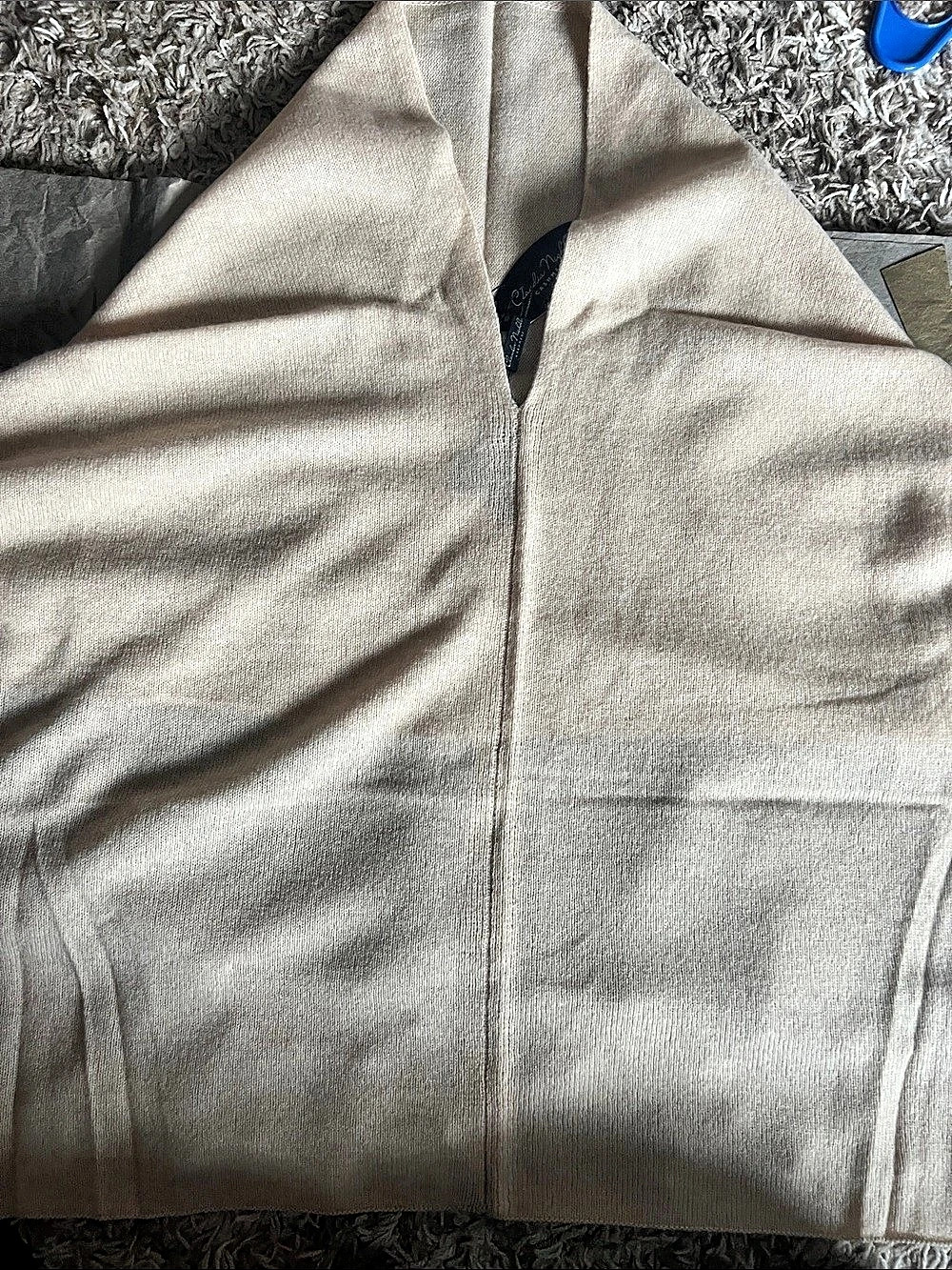 Carolina Herrera Cashmere scarf / over the head